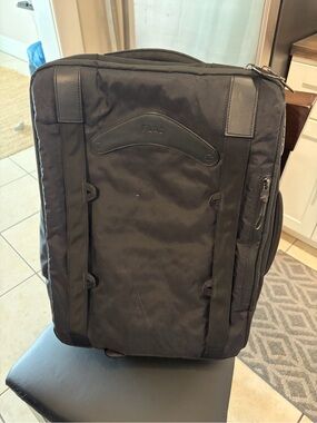 Flai Black Travel Backpack - Padded lockable backpack with many pockets